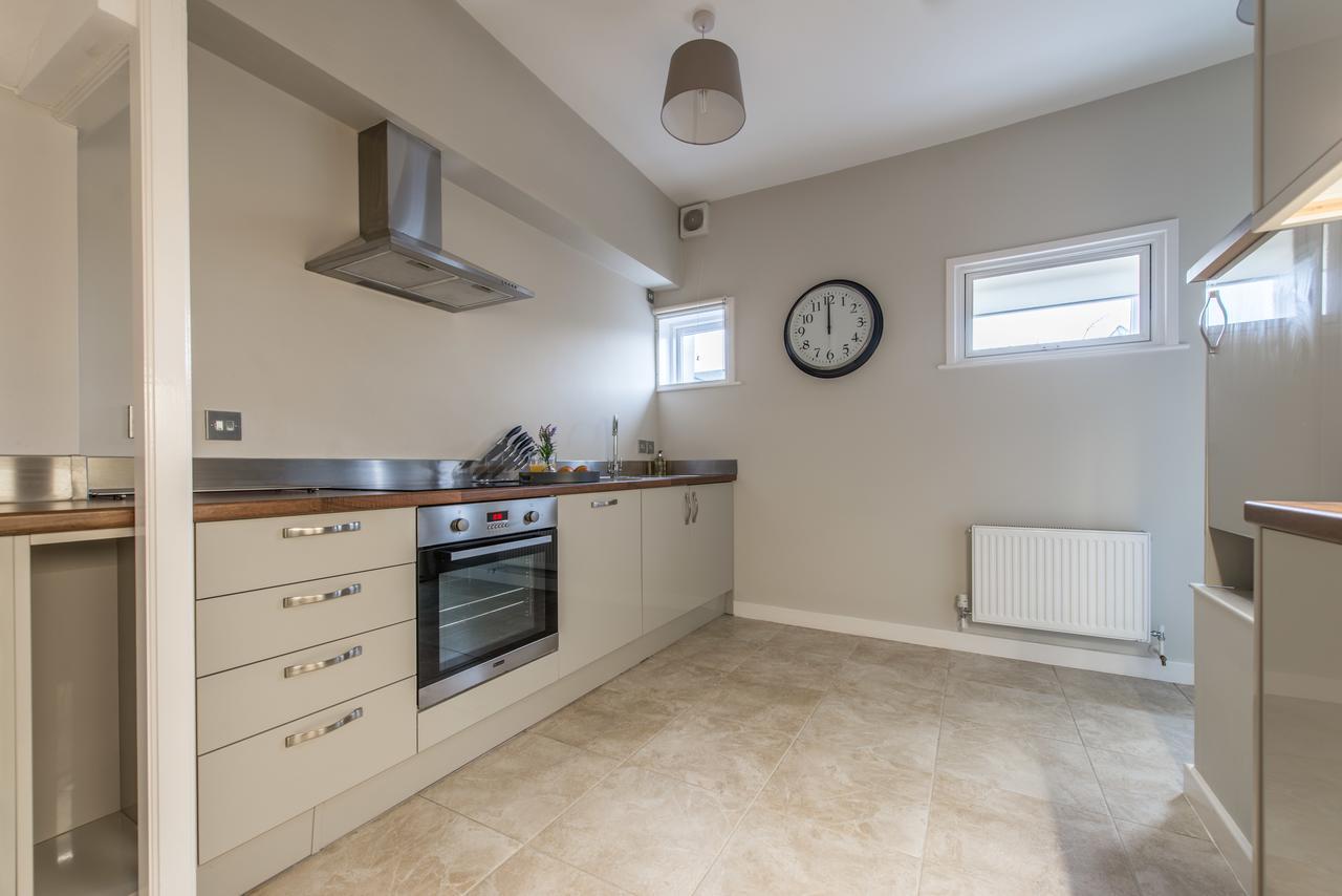 Central Windsor Apartment Facing The Castle Buitenkant foto